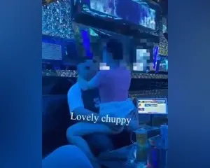 Em chơi bạo bú cu vét máng chịch luôn trong phòng hát karaoke –  Love chubby